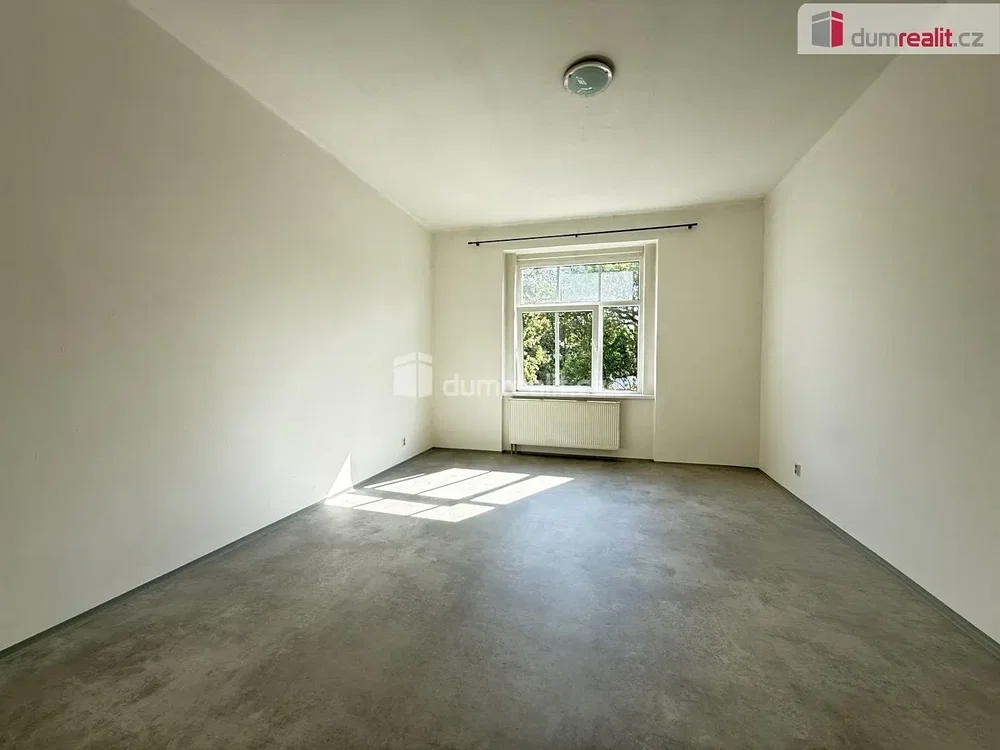 Ložnice; přirozené světlo, nutná rekonstrukce