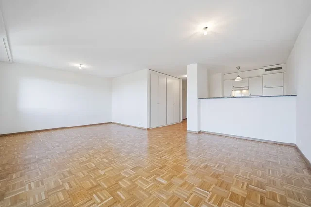 Soggiorno; pavimento in legno, luce naturale