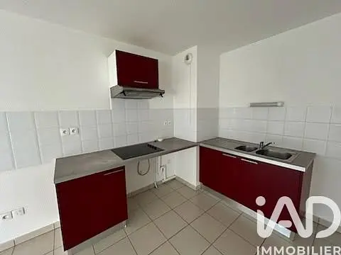 Cocina; electrodomésticos, suelo de baldosas