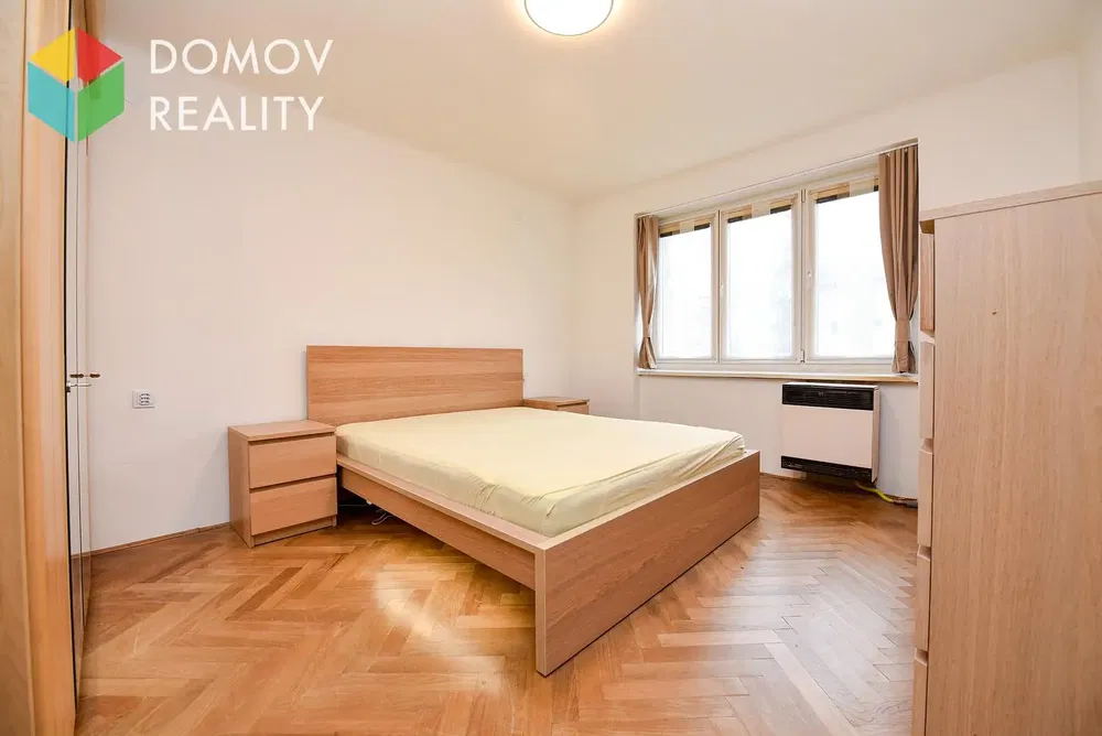 Ložnice; dřevěná podlaha, přirozené světlo