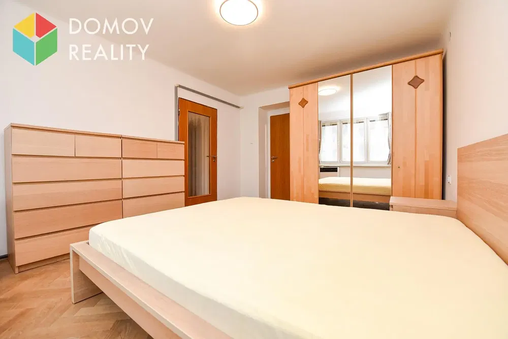 Ložnice; dřevěná podlaha, přirozené světlo, moderní styl