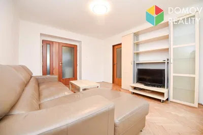 Obývací pokoj; moderní styl, dřevěná podlaha, přirozené světlo