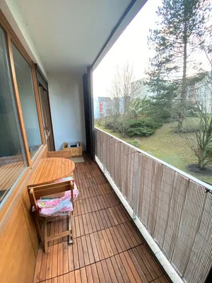 Balkon; výhled, dřevěná podlaha
