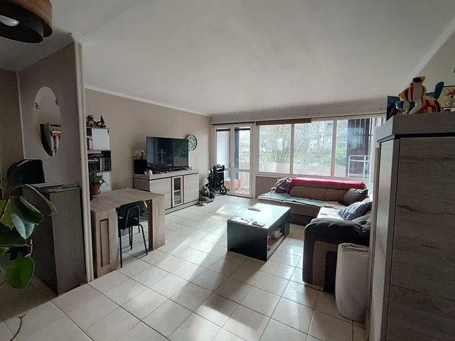 Sala de estar; chão de azulejo, luz natural, vista