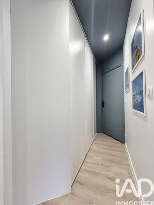 غرفة خلع الملابس; أرضية خشبية, ضوء طبيعي