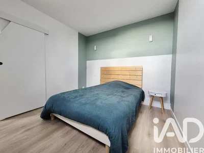 غرفة نوم; أرضية خشبية, ضوء طبيعي, أسلوب عصري