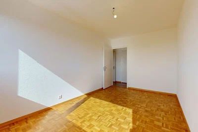 Camera da letto; pavimento in legno, luce naturale