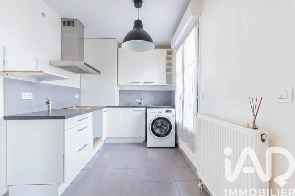 Cucina; elettrodomestici, pavimento in piastrelle, luce naturale