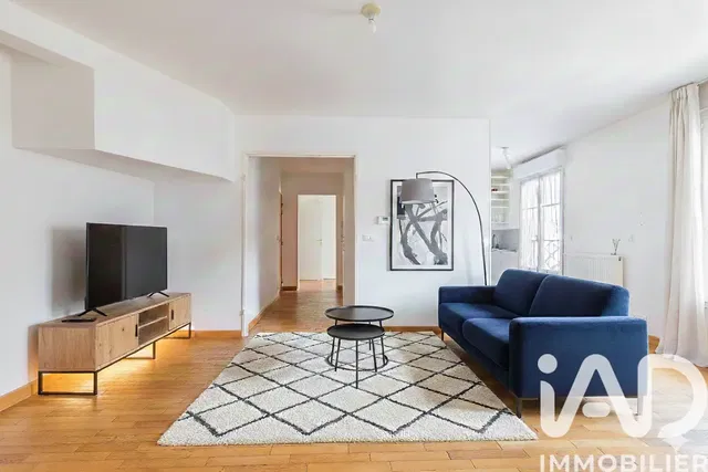 Woonkamer; natuurlijk licht, houten vloer, moderne stijl