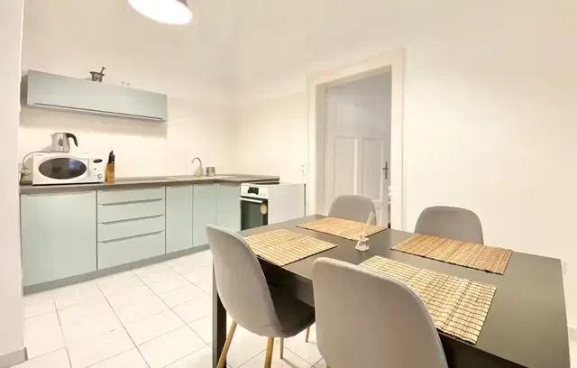 Cucina; elettrodomestici, pavimento in piastrelle, luce naturale