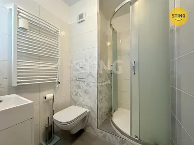 Badezimmer; fliesenboden, renoviert, tageslicht, moderner stil