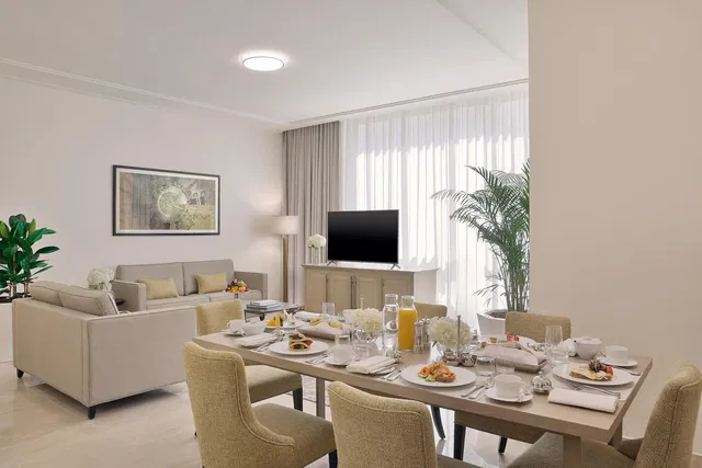 Wohnzimmer; tageslicht, moderner stil, fliesenboden