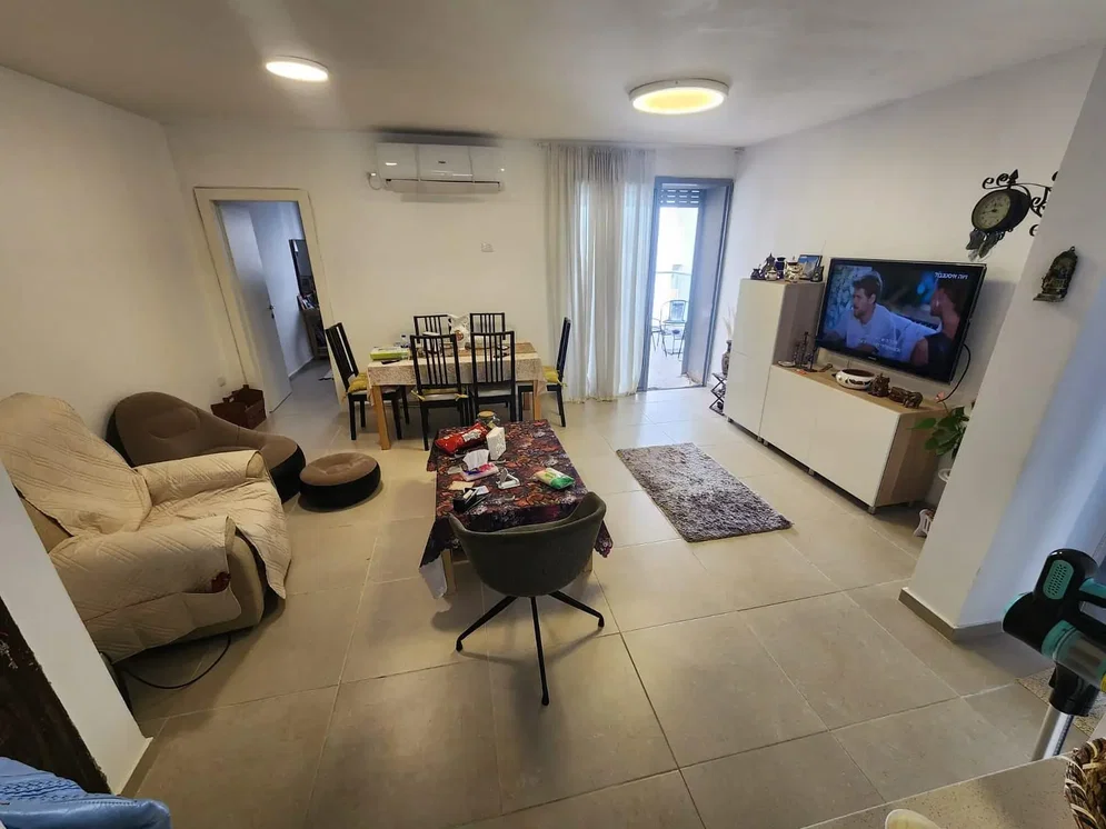 Salon; carrelage, lumière naturelle