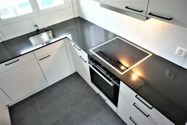 Cucina; elettrodomestici, pavimento in piastrelle, luce naturale