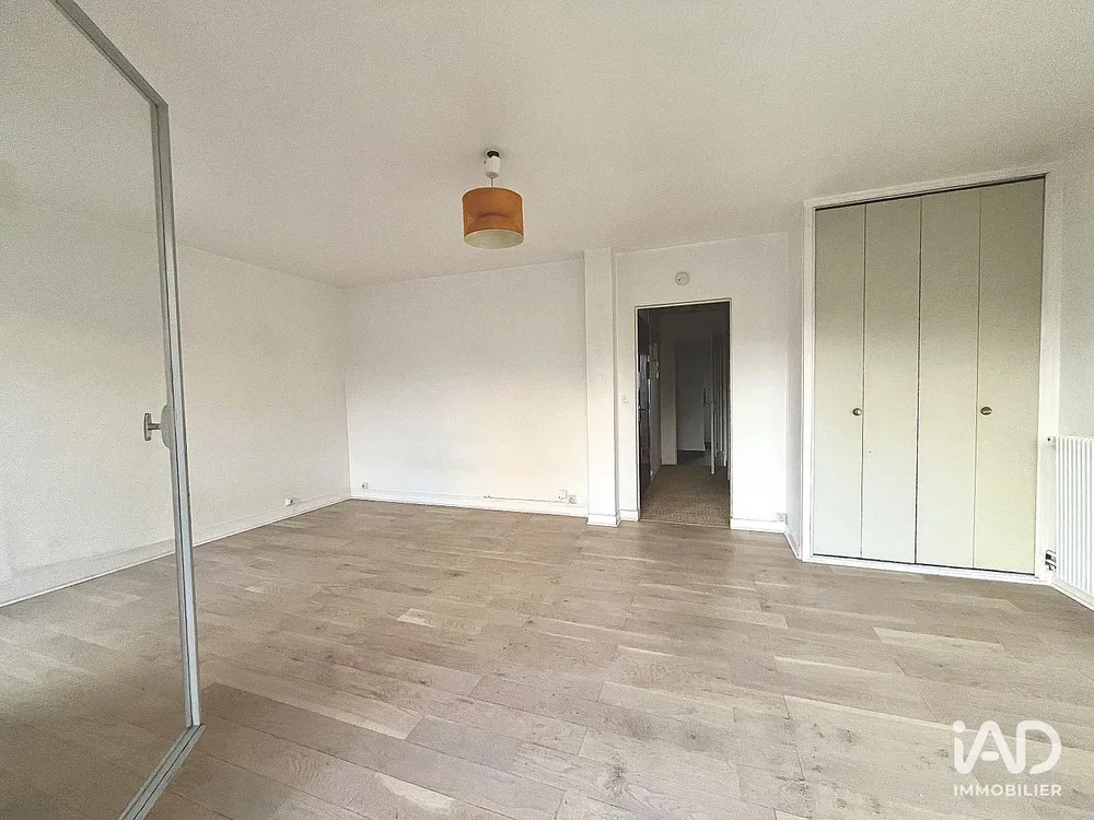 Спаваћа соба; дрвени под, природно светло