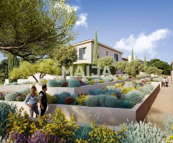 Casa y alrededores; luz natural