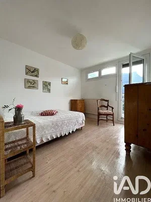 Spavaća soba; drveni pod, prirodna svjetlost, rustikalni stil