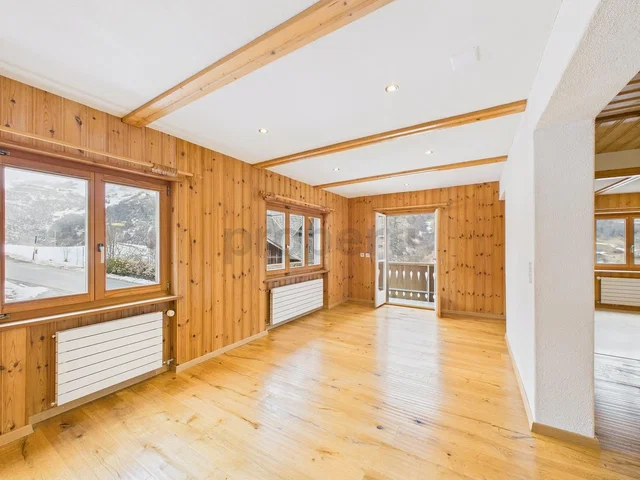 Soggiorno; pavimento in legno, travi in legno, luce naturale, stile rustico, vista