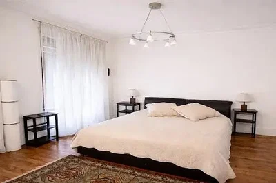 Spavaća soba; prirodno svjetlo, drveni pod