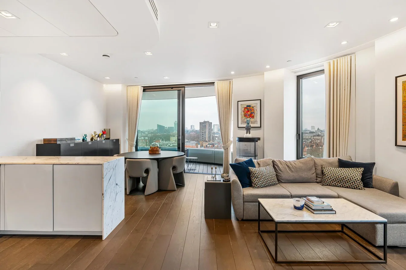 Salón; vista, suelo de madera, luz natural, estilo moderno