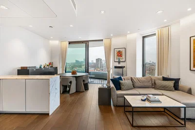 Salón; vista, suelo de madera, luz natural, estilo moderno
