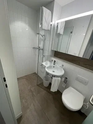 Badezimmer; fliesenboden, tageslicht, renoviert