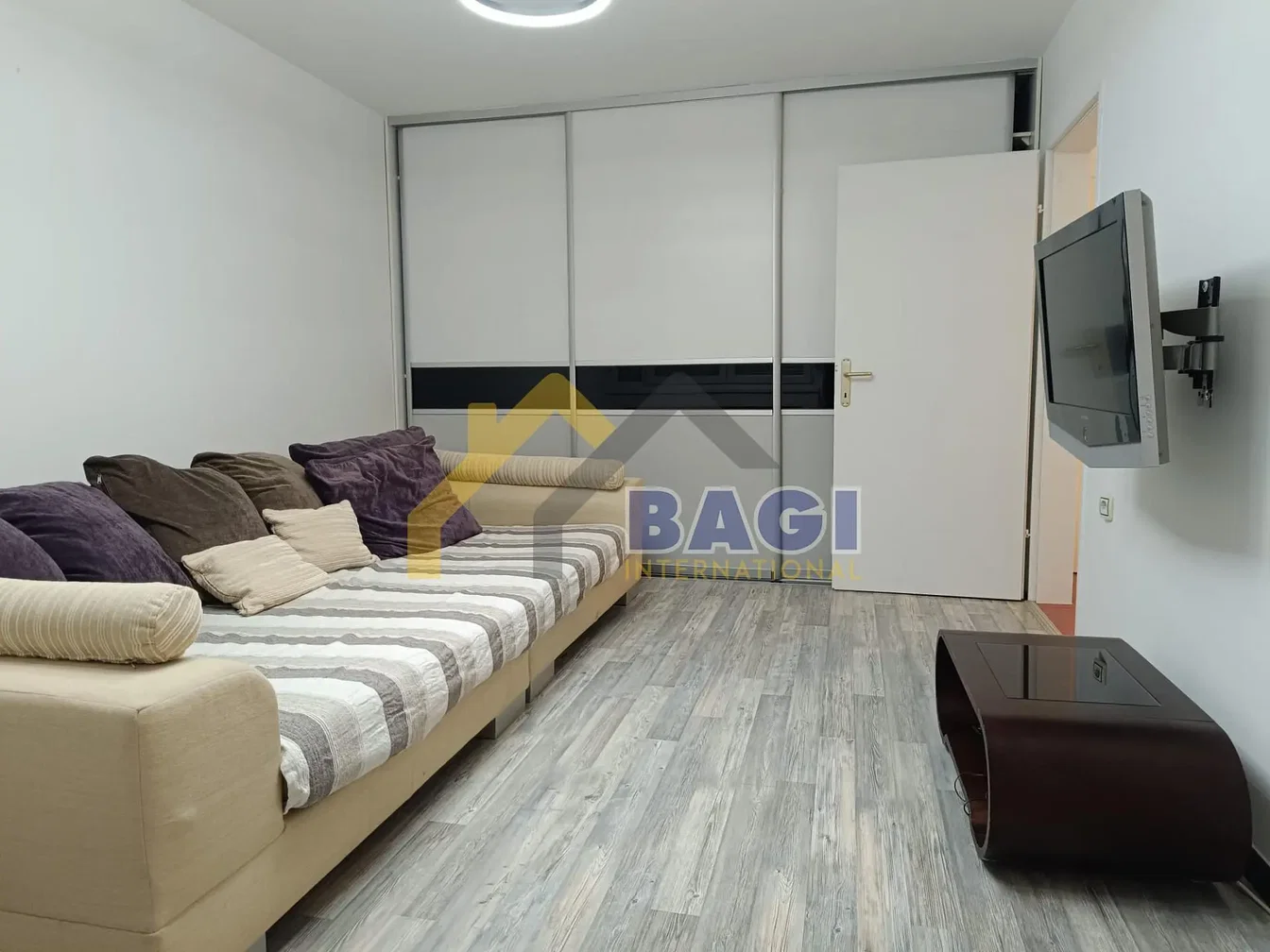 Wohnzimmer; holzboden, moderner stil, tageslicht