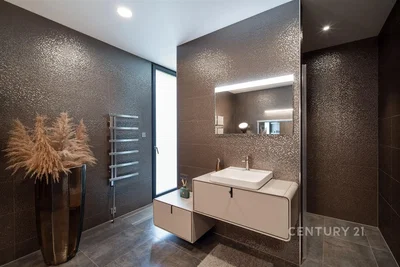 Badkamer; tegelvloer, gerenoveerd, natuurlijk licht, moderne stijl