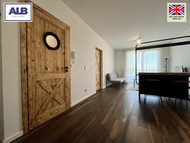 Soggiorno; pavimento in legno, luce naturale