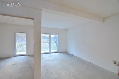 Salon; lumière naturelle, nécessite rénovation, vue