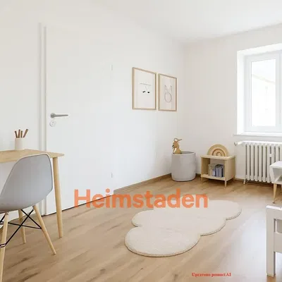 Camera dei bambini; pavimento in legno, luce naturale, stile moderno