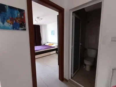 Yatak odası; fayans zemin, doğal ışık