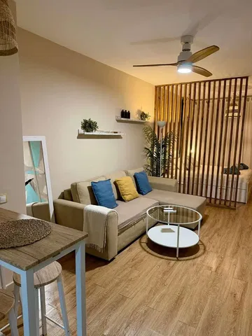 Salón; estilo moderno, suelo de madera, luz natural