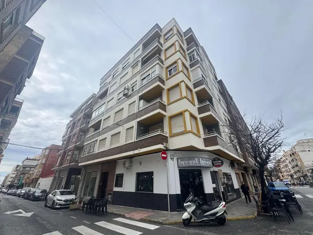 Casa y alrededores; comercial