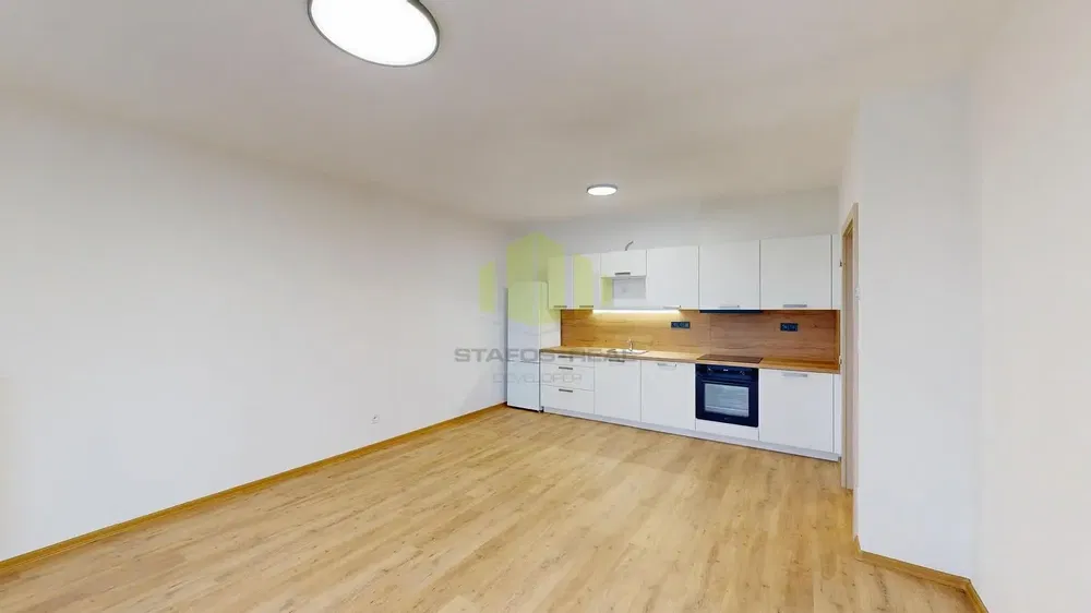 Küche; holzboden, renoviert, tageslicht