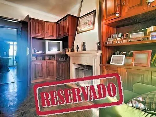 غرفة معيشة; مدفأة, عوارض خشبية, أسلوب ريفي