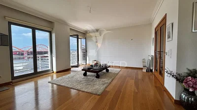 Дневна соба; поглед, дрвени под, природно светло