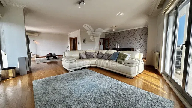 Salón; luz natural, suelo de madera, estilo moderno