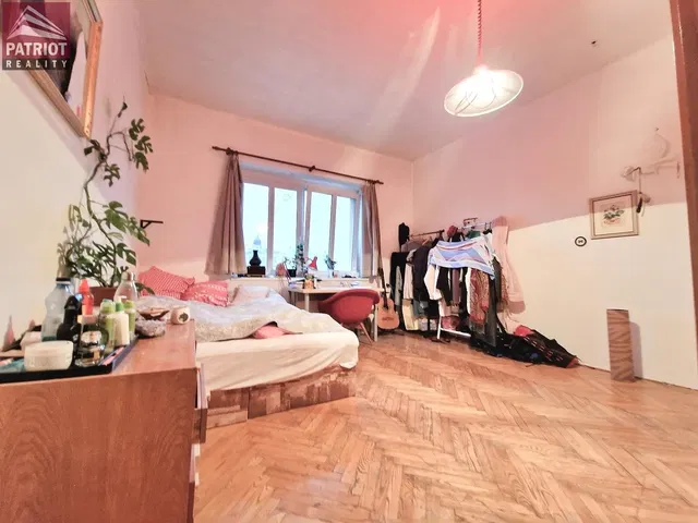 Schlafzimmer; holzboden, tageslicht
