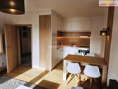 Küche; küchengeräte, holzboden, tageslicht, moderner stil