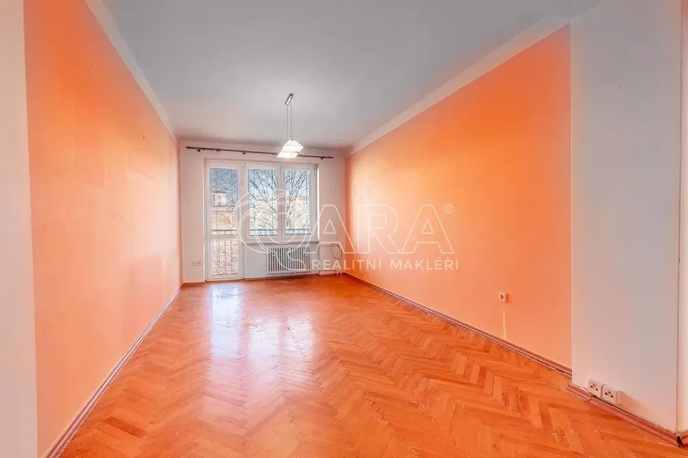 Oturma odası; ahşap zemin, doğal ışık