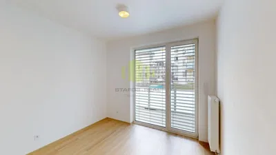 Woonkamer; uitzicht, houten vloer, natuurlijk licht, gerenoveerd