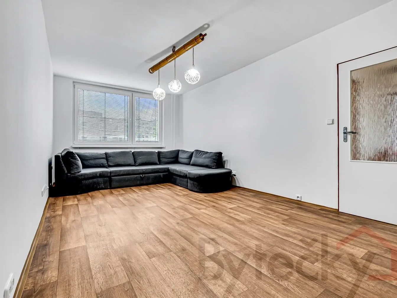 Obývací pokoj; dřevěná podlaha, přirozené světlo, moderní styl
