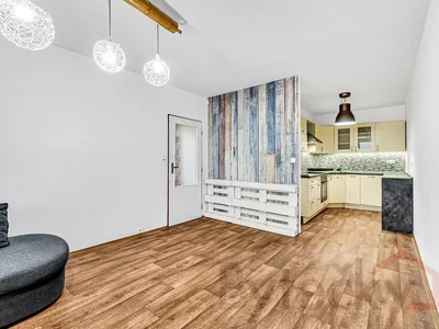 Kuchyně; moderní styl, dřevěná podlaha, přirozené světlo