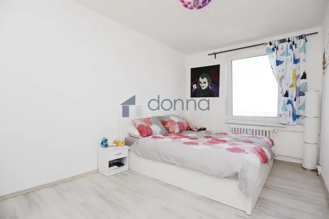 Spavaća soba; drveni pod, prirodno svjetlo, moderni stil