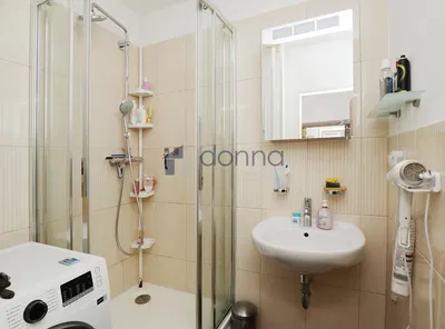 Badezimmer; fliesenboden, renoviert, tageslicht, moderner stil