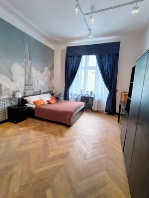 Schlafzimmer; holzboden, tageslicht