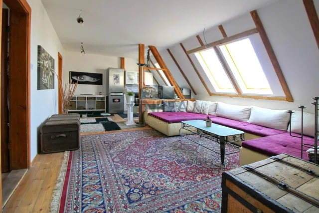 Salon; poutres en bois, parquet, lumière naturelle, style rustique