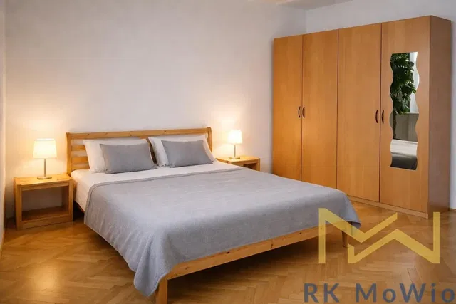 Camera da letto; pavimento in legno, luce naturale