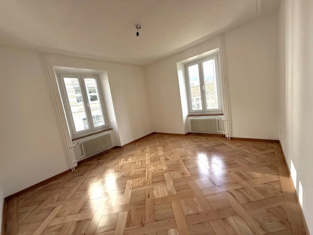 Schlafzimmer; holzboden, tageslicht